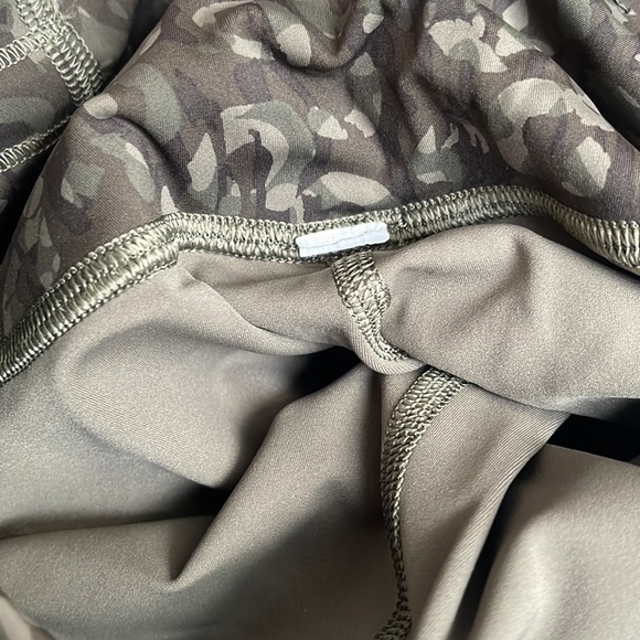 Lululemon Base Pace HR Crop 24” Leggings Intertwined Camo Olive Multi - Picture 6 of 6